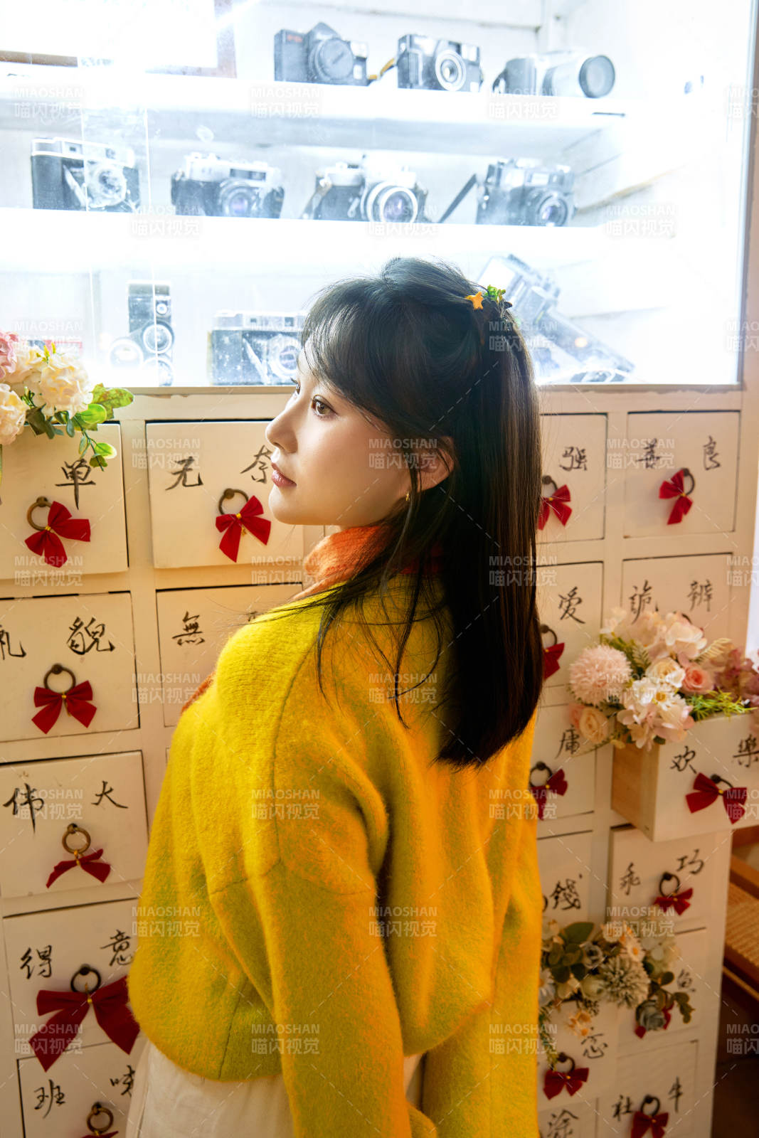 冬季在网红打卡店探店拍照的东方美女