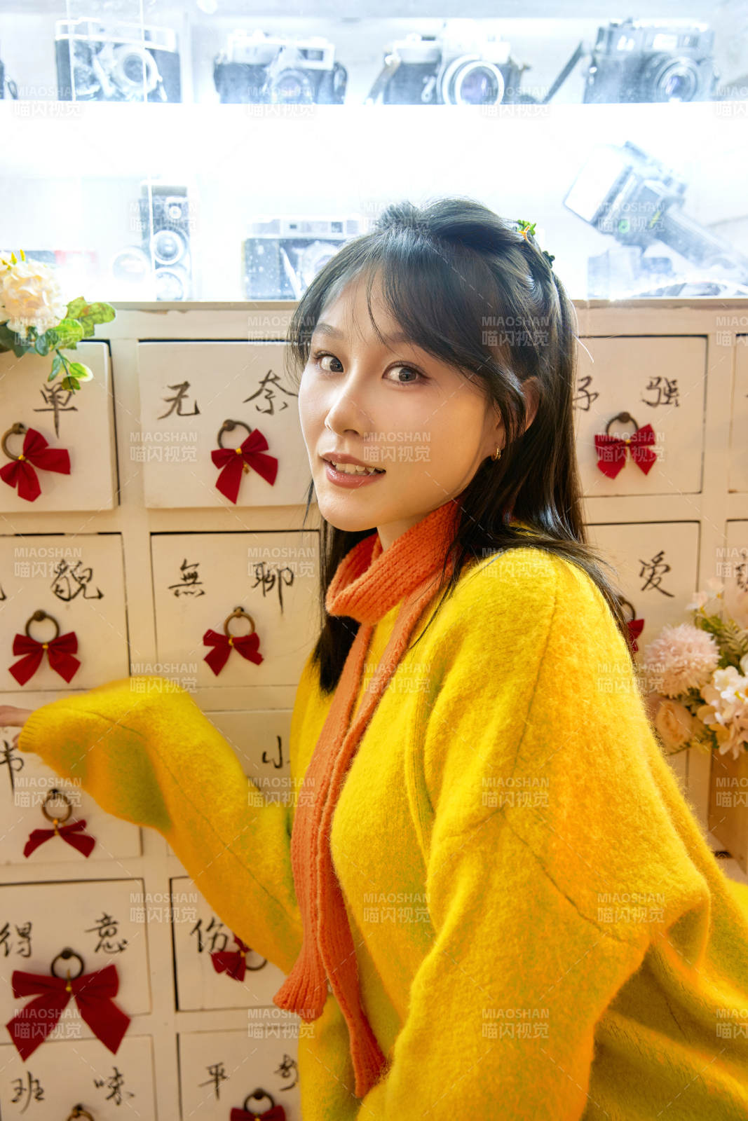 冬季在網紅打卡店探店拍照的東方美女