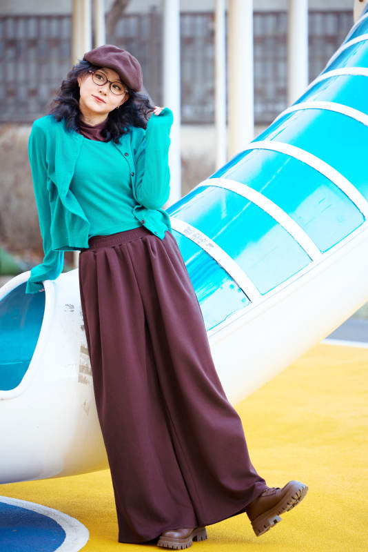 初冬季节在户外拍照的亚洲美女