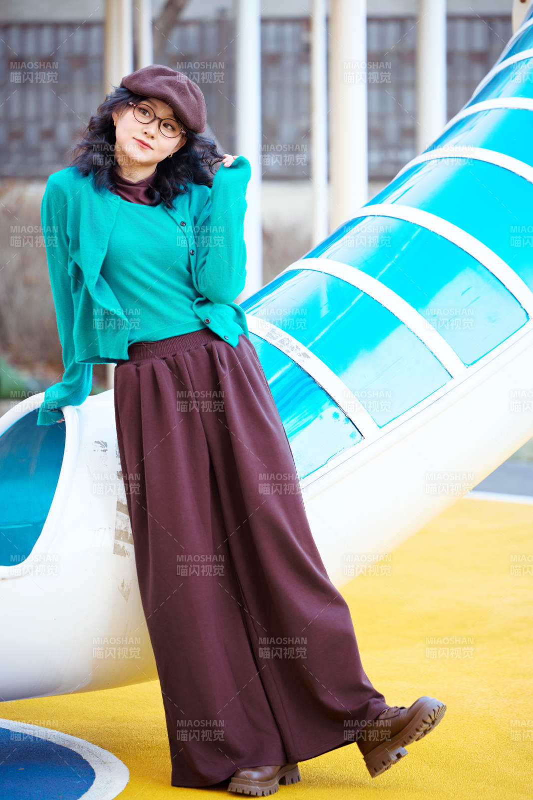 初冬季节在户外拍照的亚洲美女