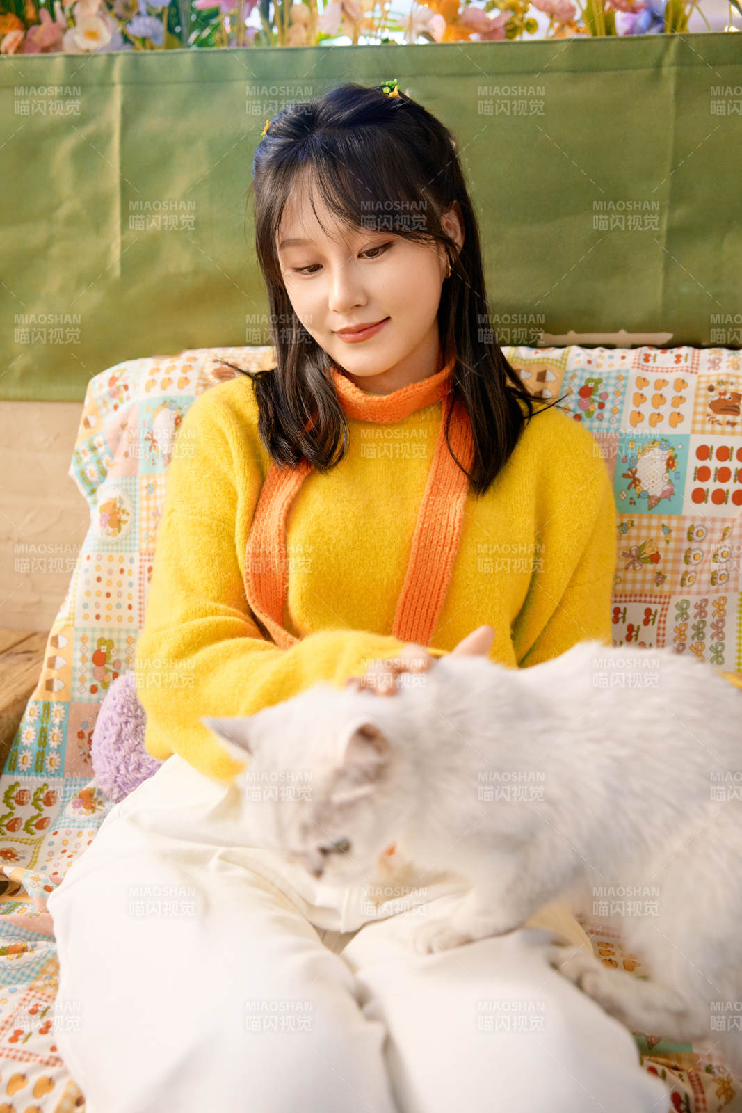 假日在猫咖啡店与猫咪嬉戏的亚洲美女