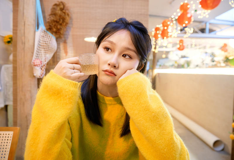 在咖啡店演奏钢琴的东方美女