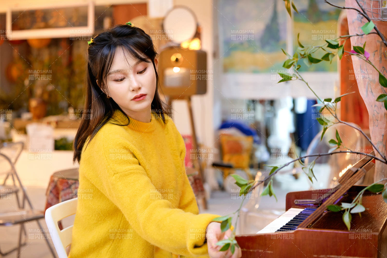 在咖啡店演奏钢琴的东方美女