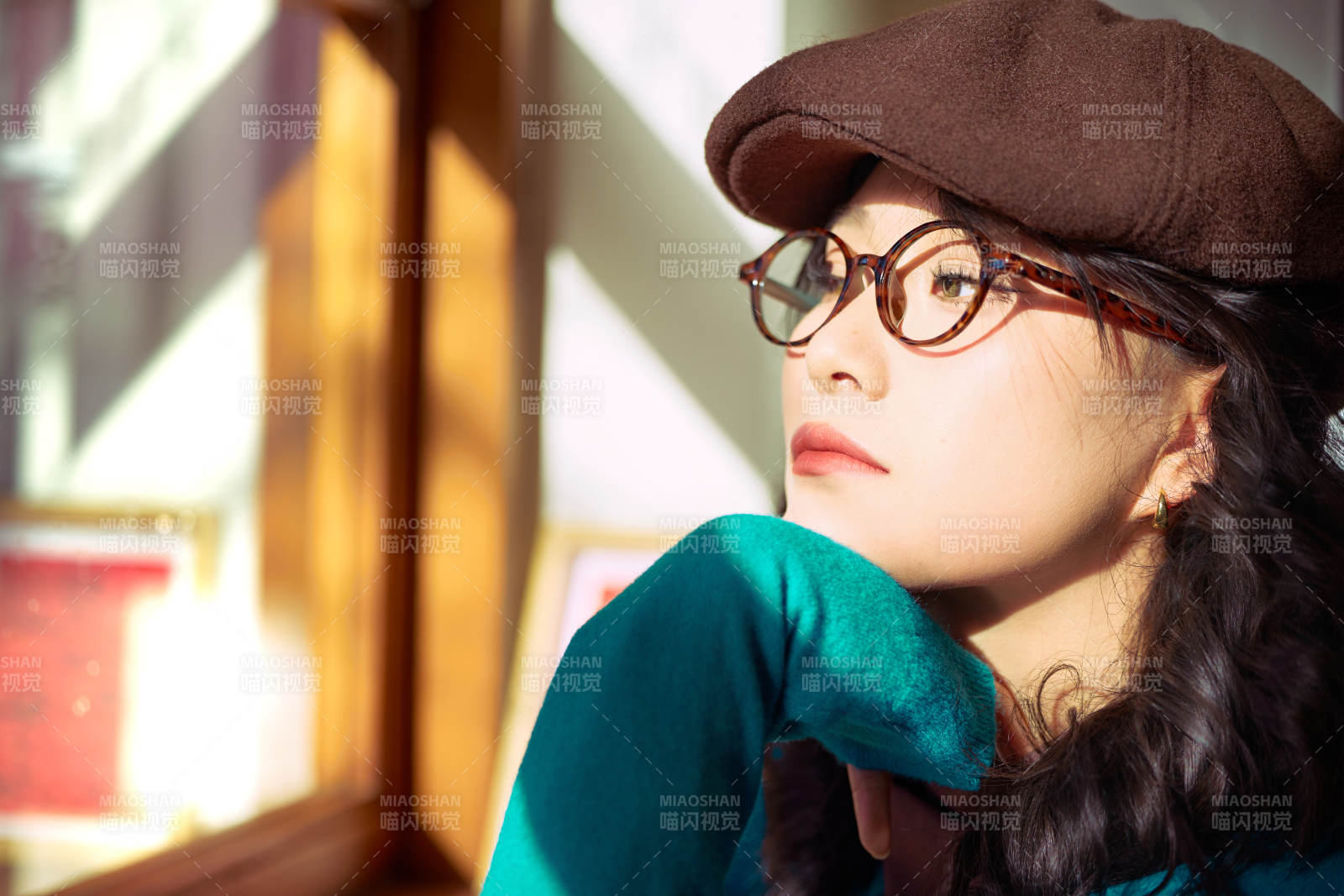 冬日午后坐在咖啡店吃蛋糕喝咖啡的亚洲美女