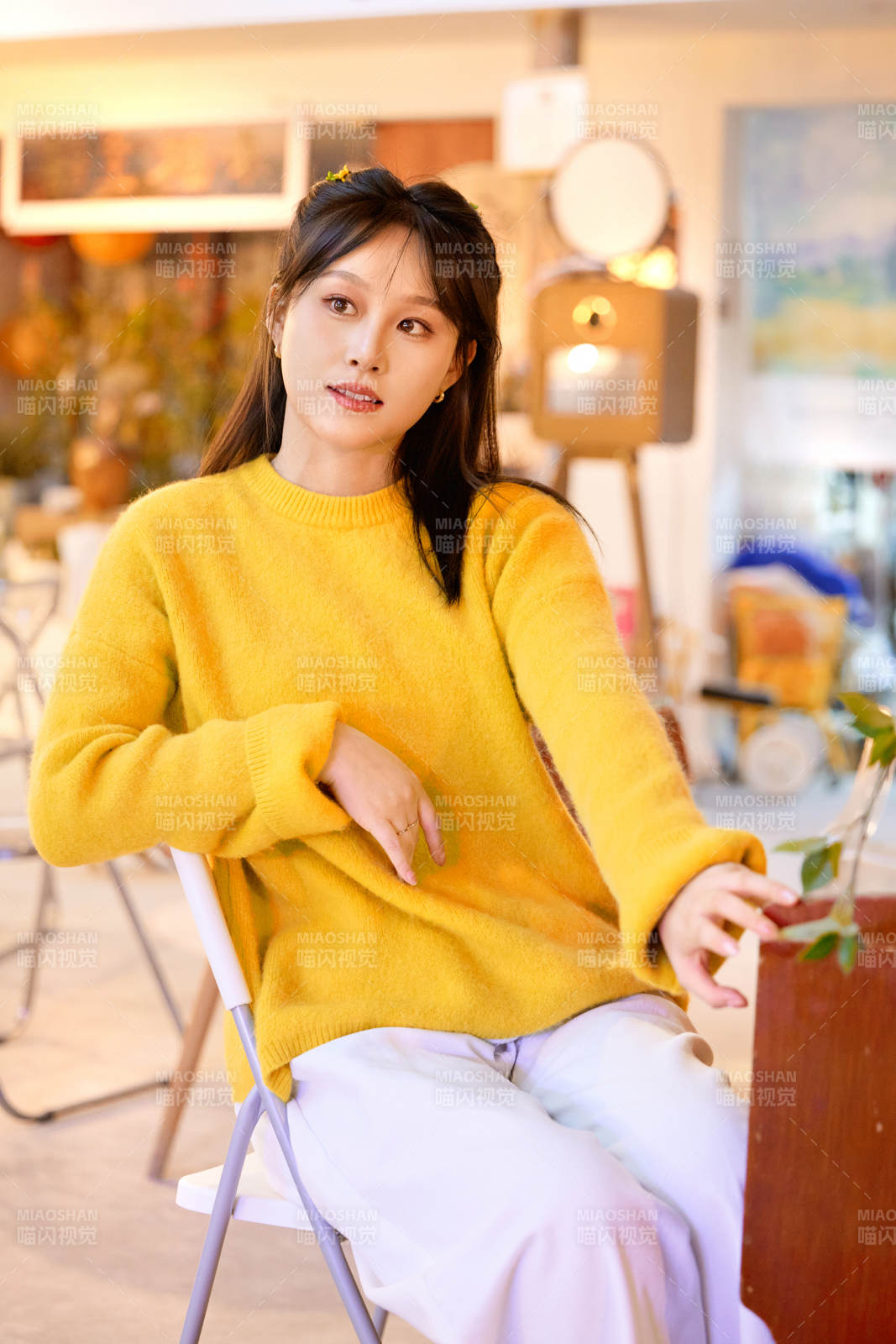 在咖啡店演奏钢琴的东方美女