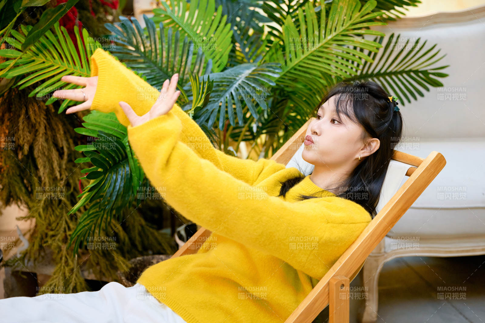 冬季在网红打卡店探店拍照的东方美女