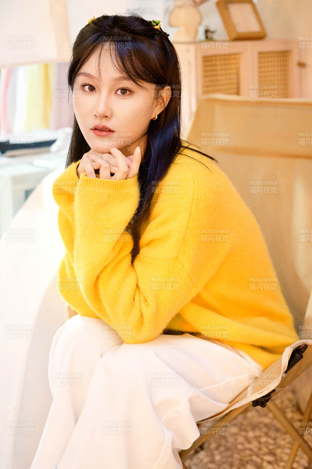 冬季在網(wǎng)紅打卡店探店拍照的東方美女