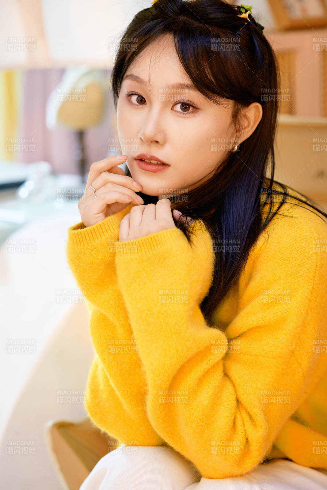 冬季在網紅打卡店探店拍照的東方美女