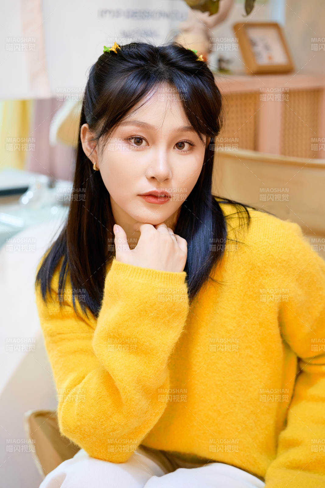 冬季在網紅打卡店探店拍照的東方美女