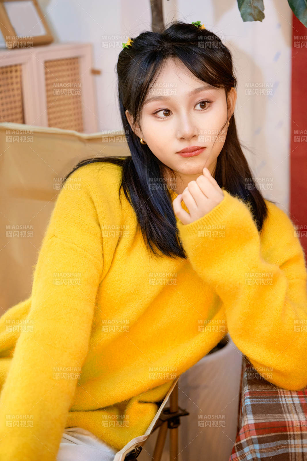 冬季在網(wǎng)紅打卡店探店拍照的東方美女