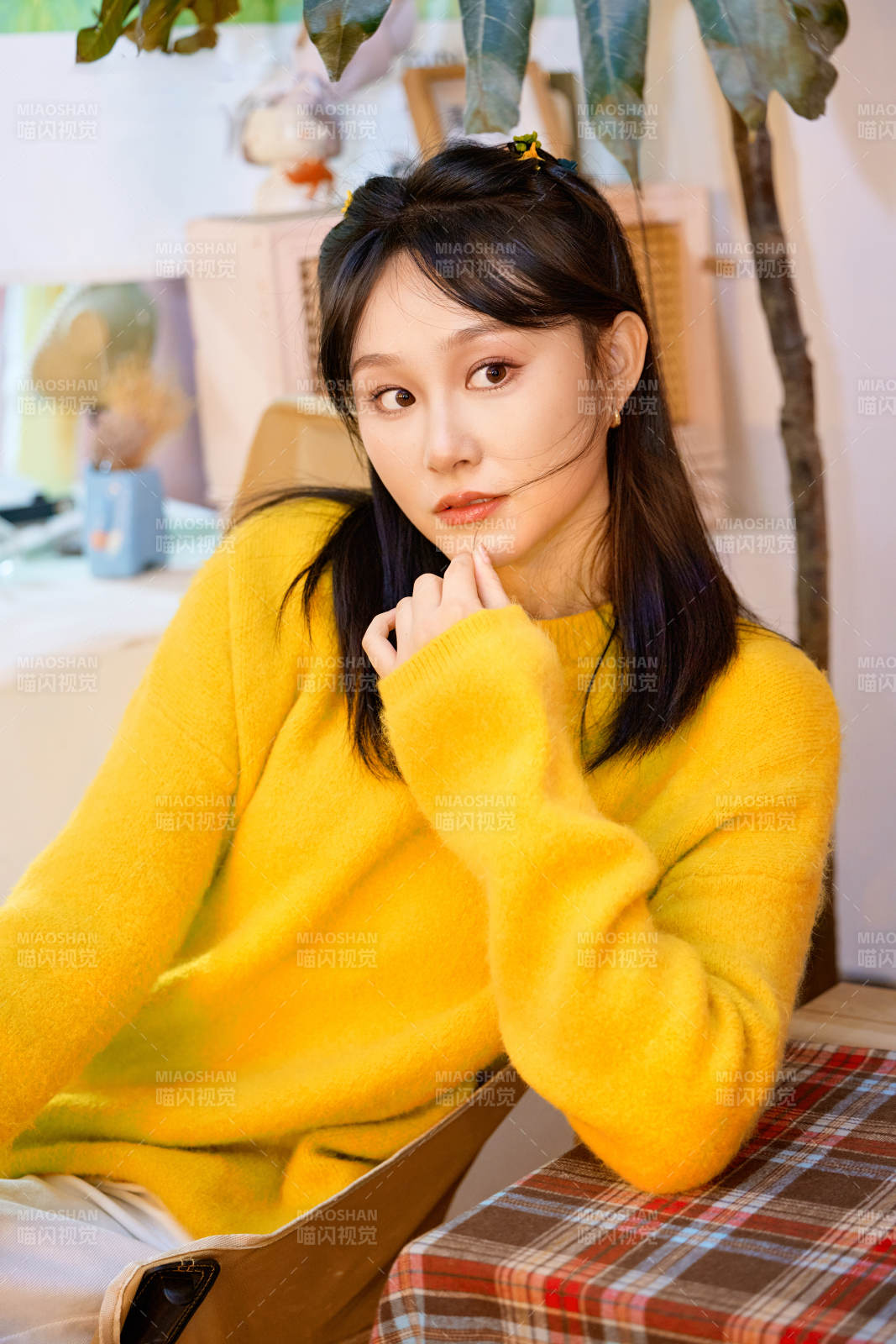 冬季在網紅打卡店探店拍照的東方美女