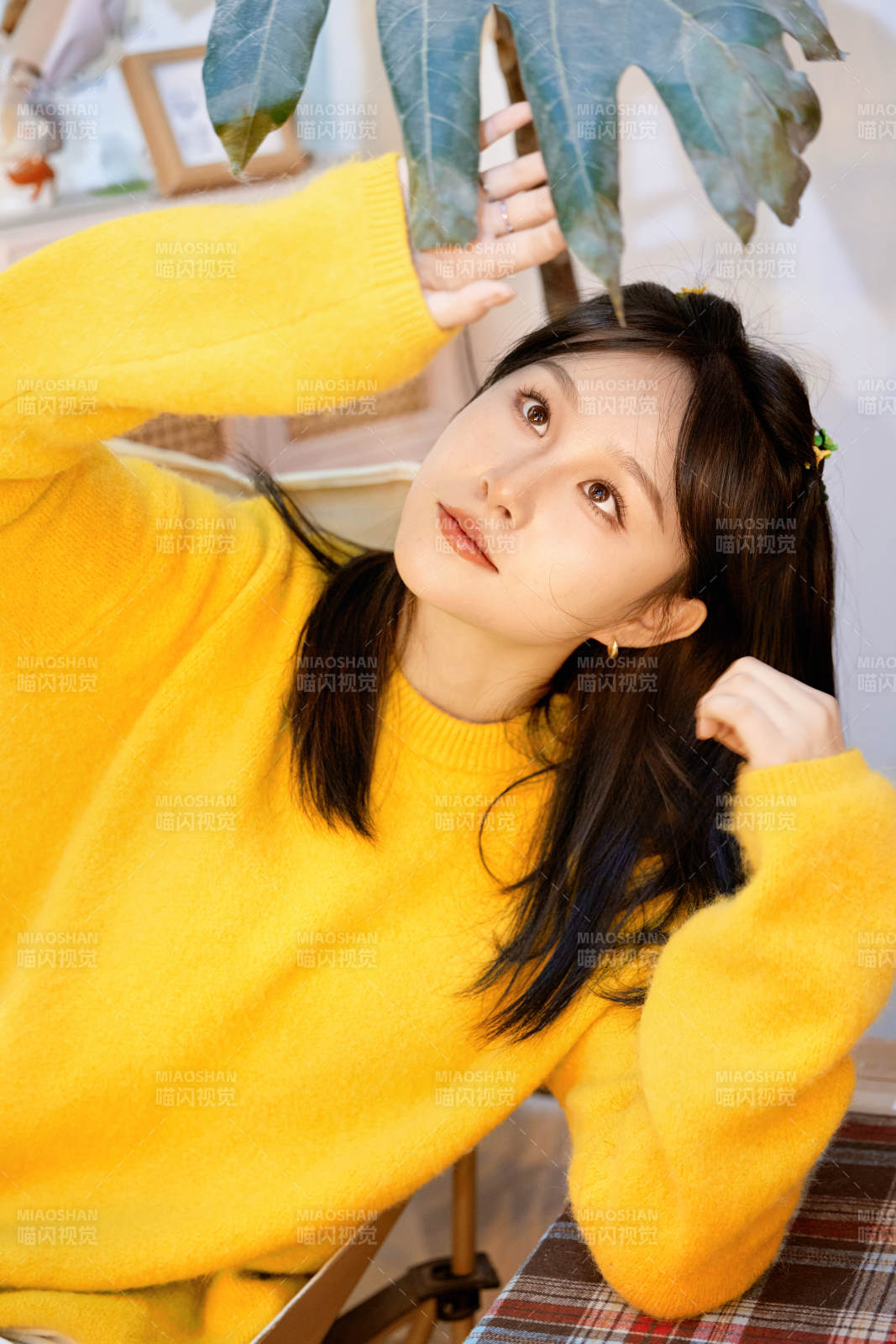 冬季在网红打卡店探店拍照的东方美女