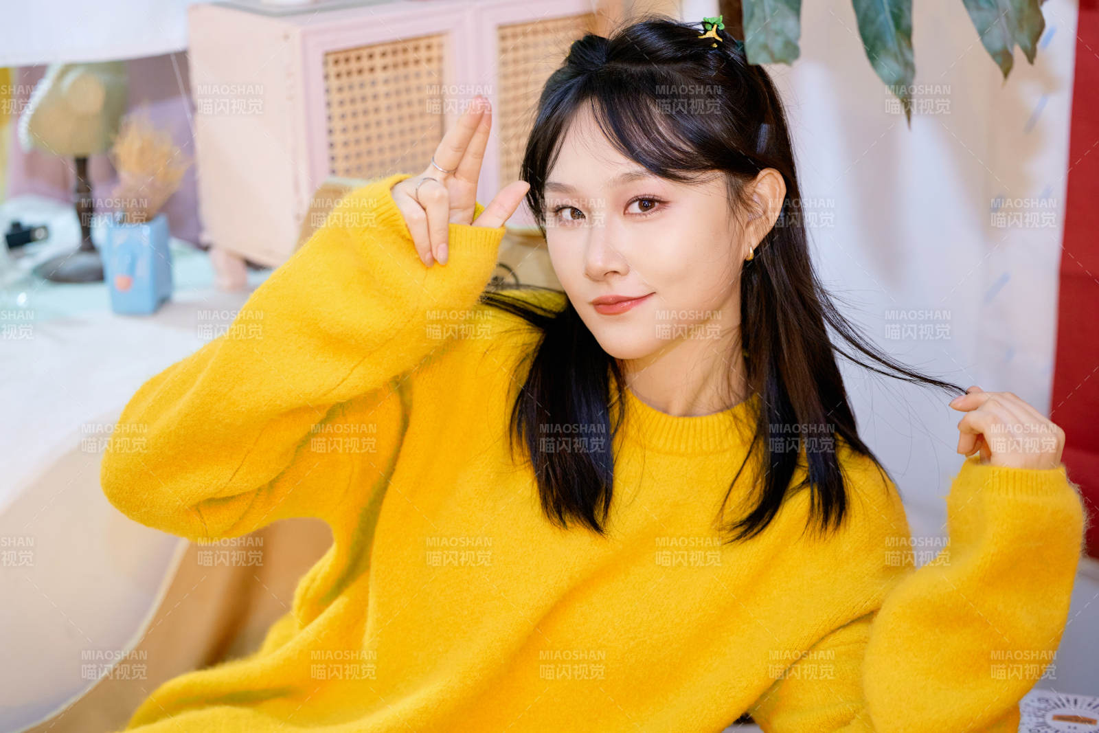 冬季在網紅打卡店探店拍照的東方美女