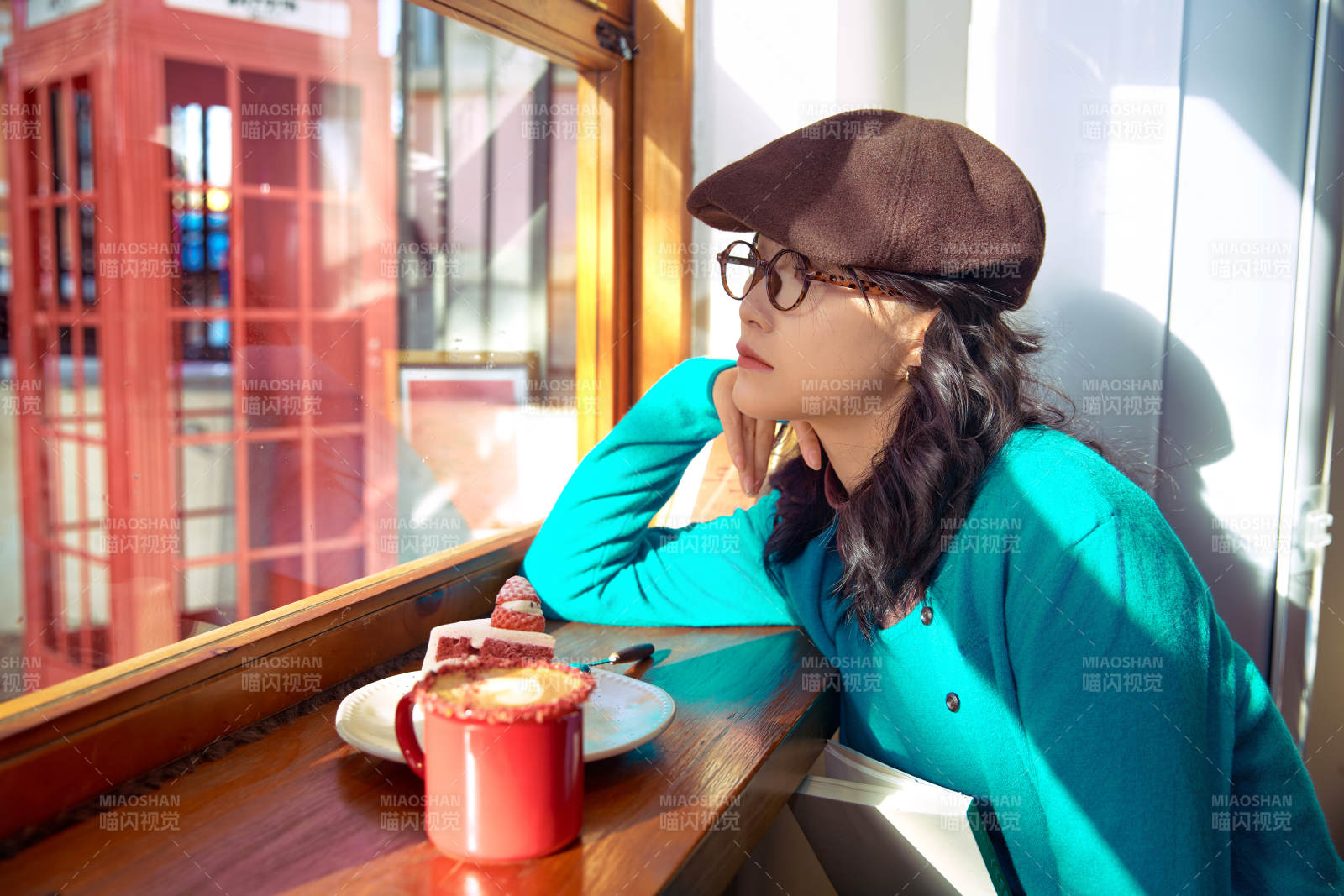 冬日午后坐在咖啡店吃蛋糕喝咖啡的亚洲美女