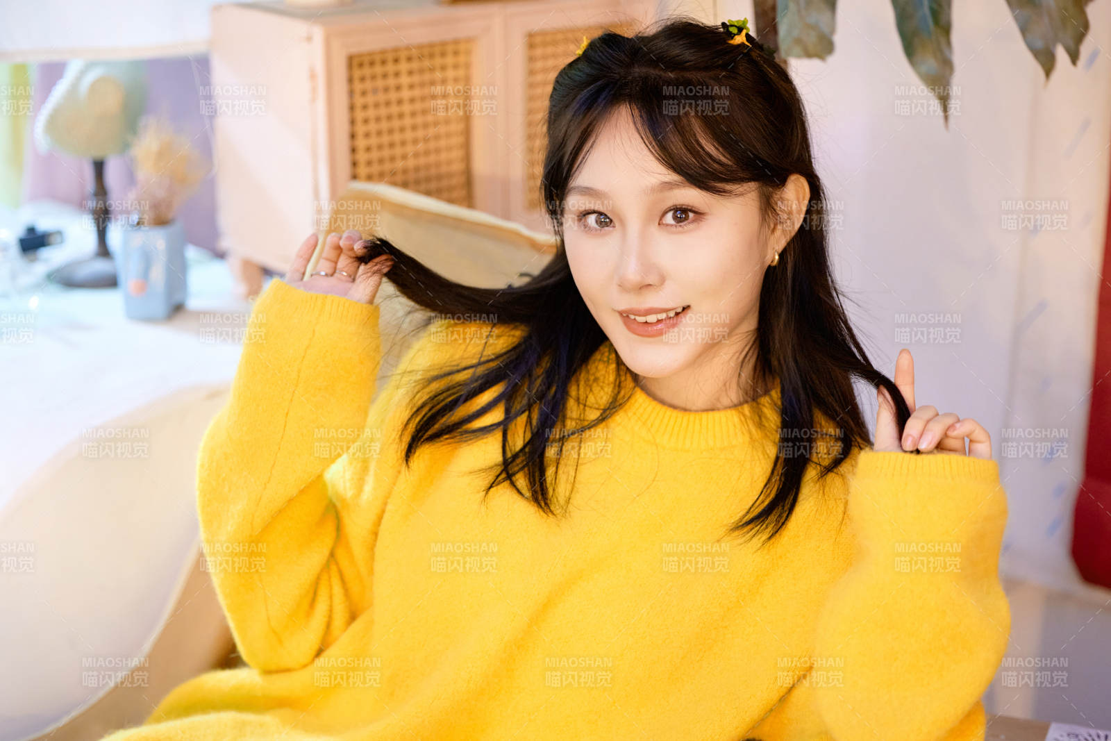 冬季在网红打卡店探店拍照的东方美女