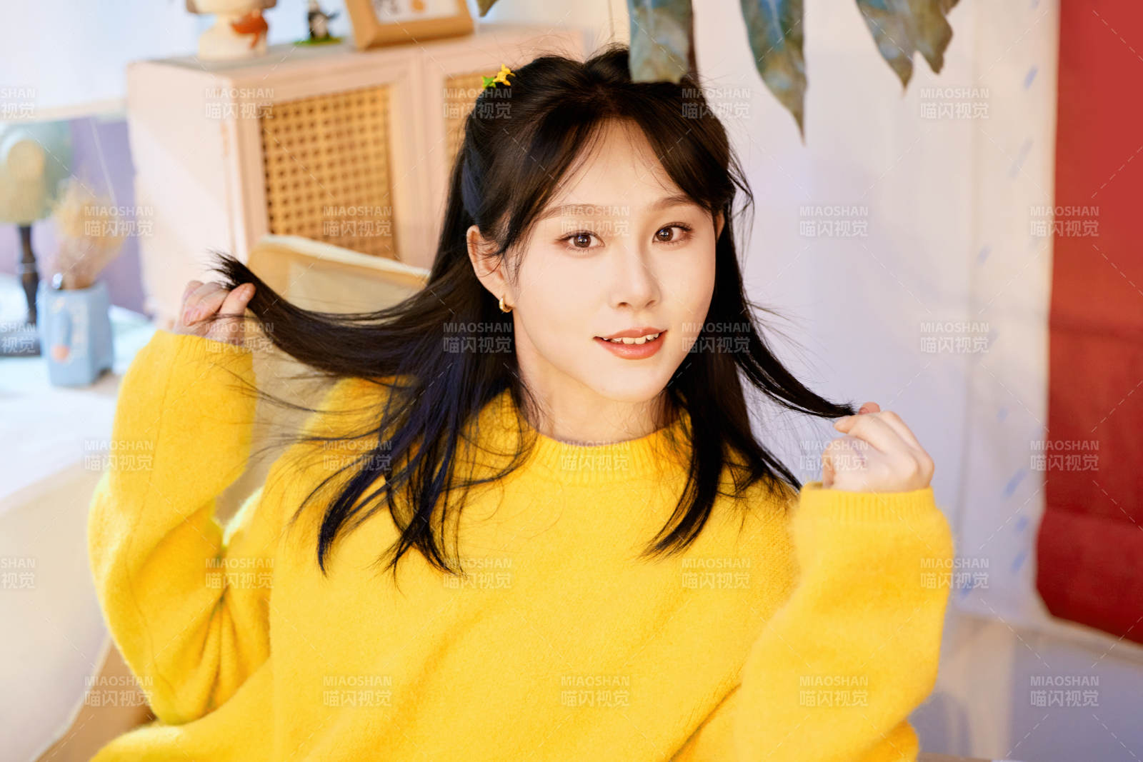 冬季在网红打卡店探店拍照的东方美女