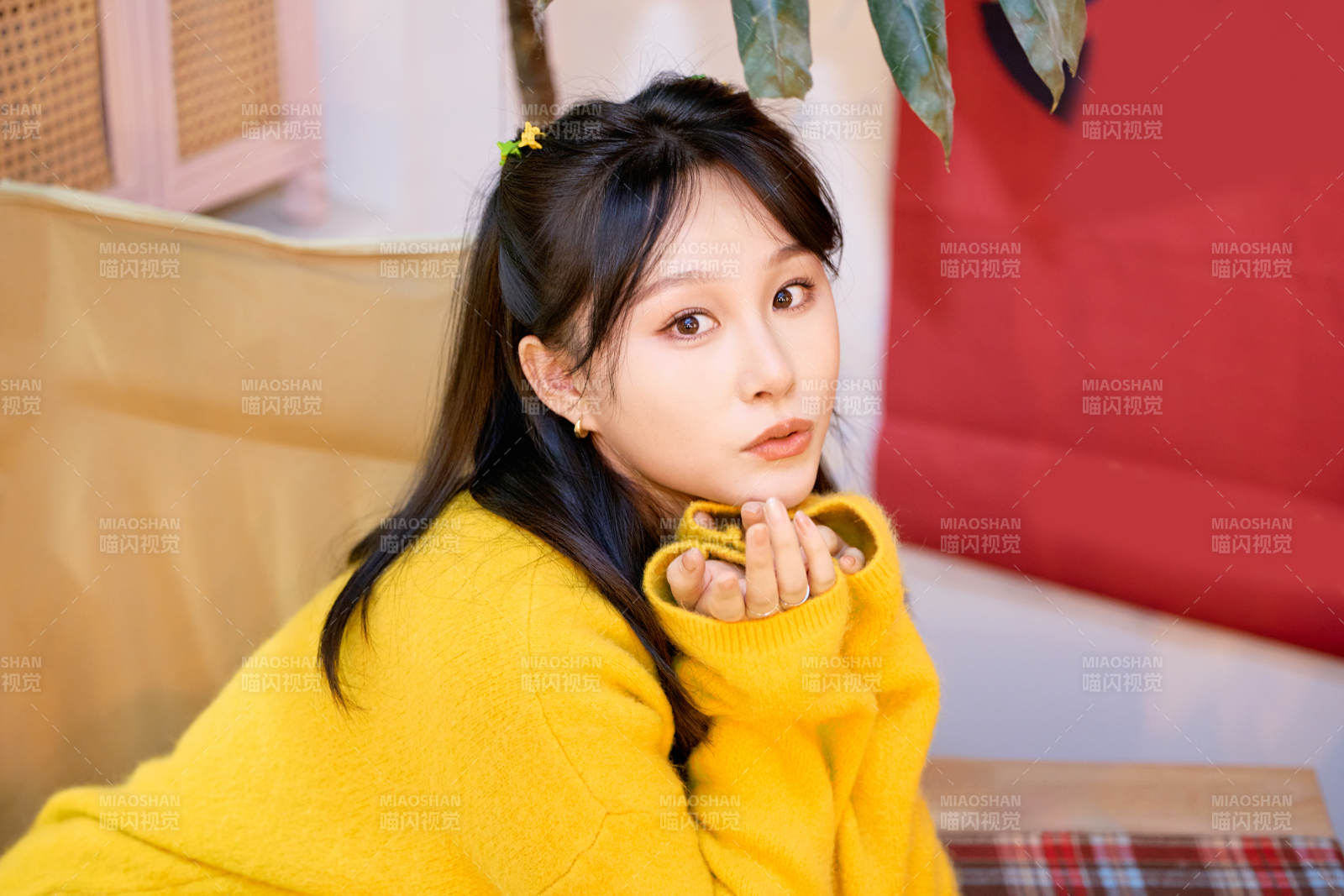 冬季在網紅打卡店探店拍照的東方美女