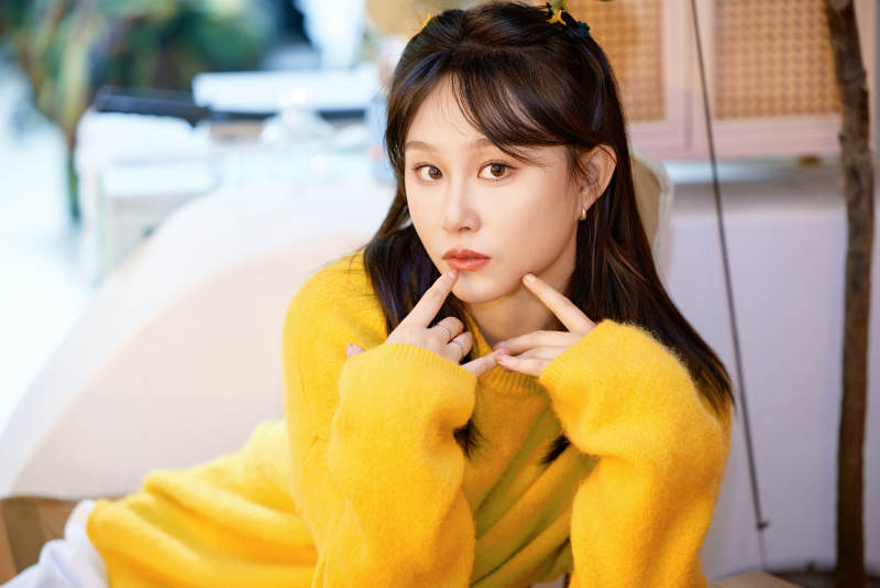 冬季在网红打卡店探店拍照的东方美女