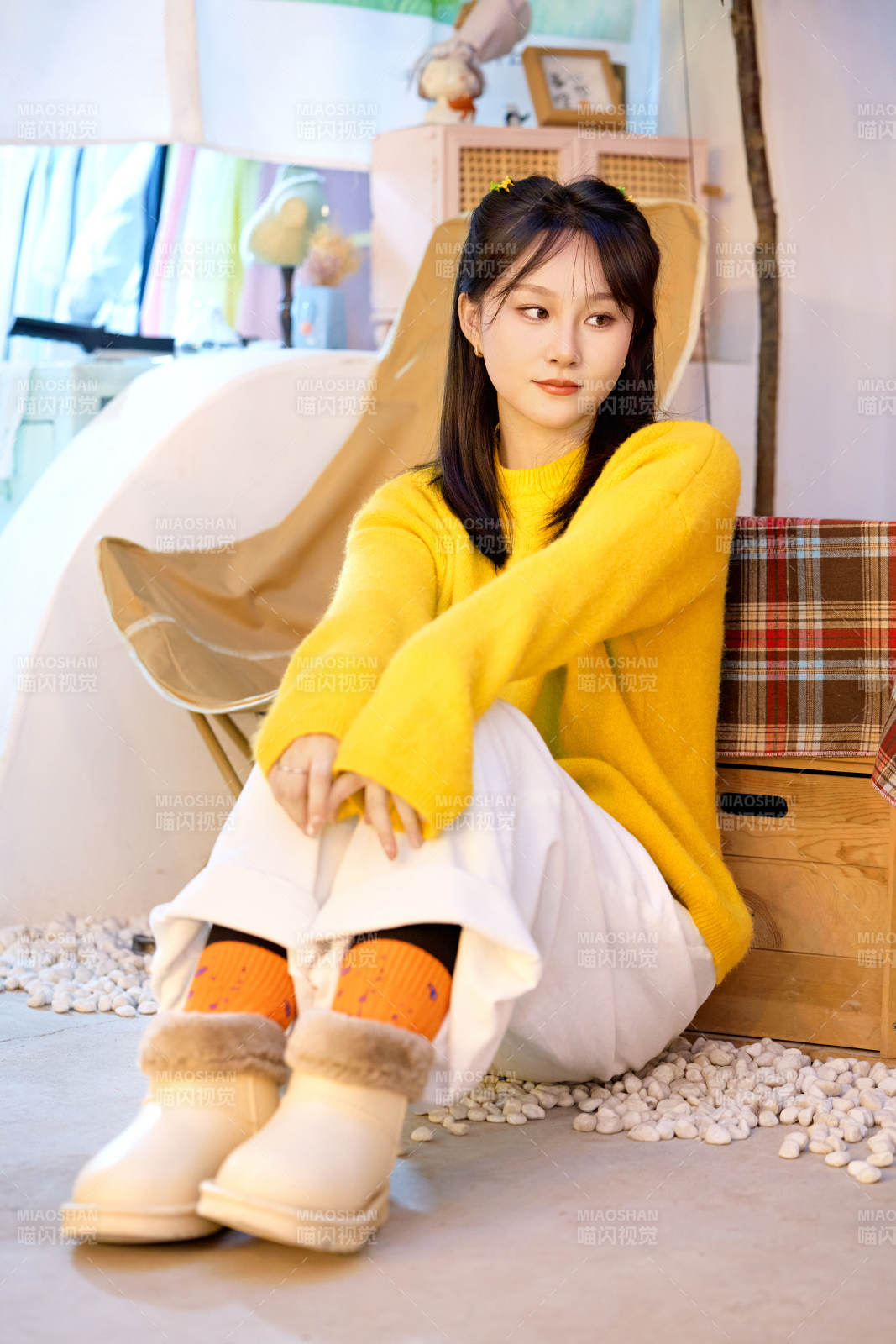 冬季在网红打卡店探店拍照的东方美女