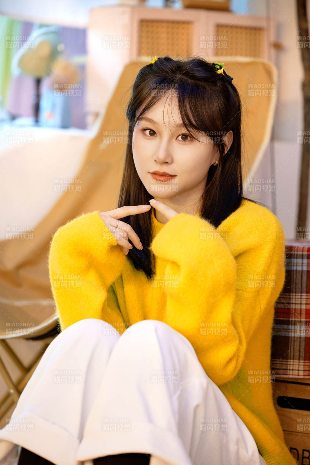 冬季在網紅打卡店探店拍照的東方美女