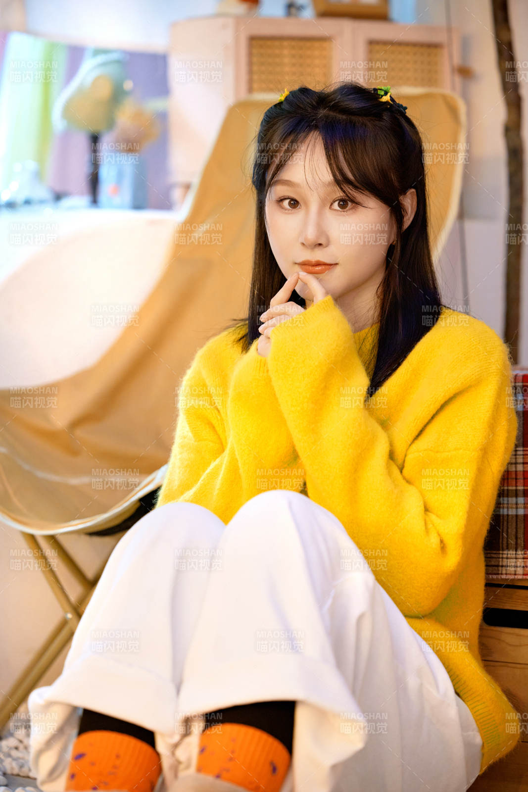 冬季在網紅打卡店探店拍照的東方美女