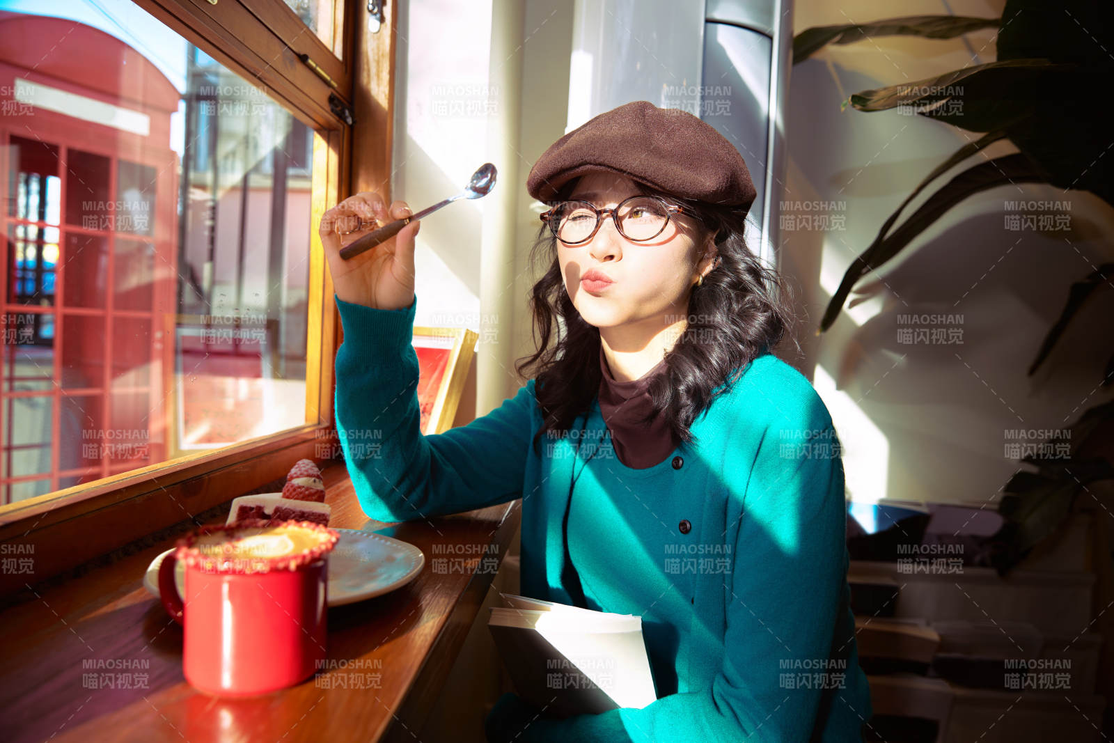 冬日午后坐在咖啡店吃蛋糕喝咖啡的亞洲美女