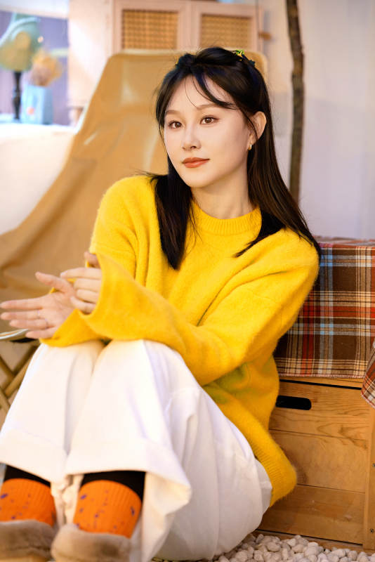 冬季在网红打卡店探店拍照的东方美女