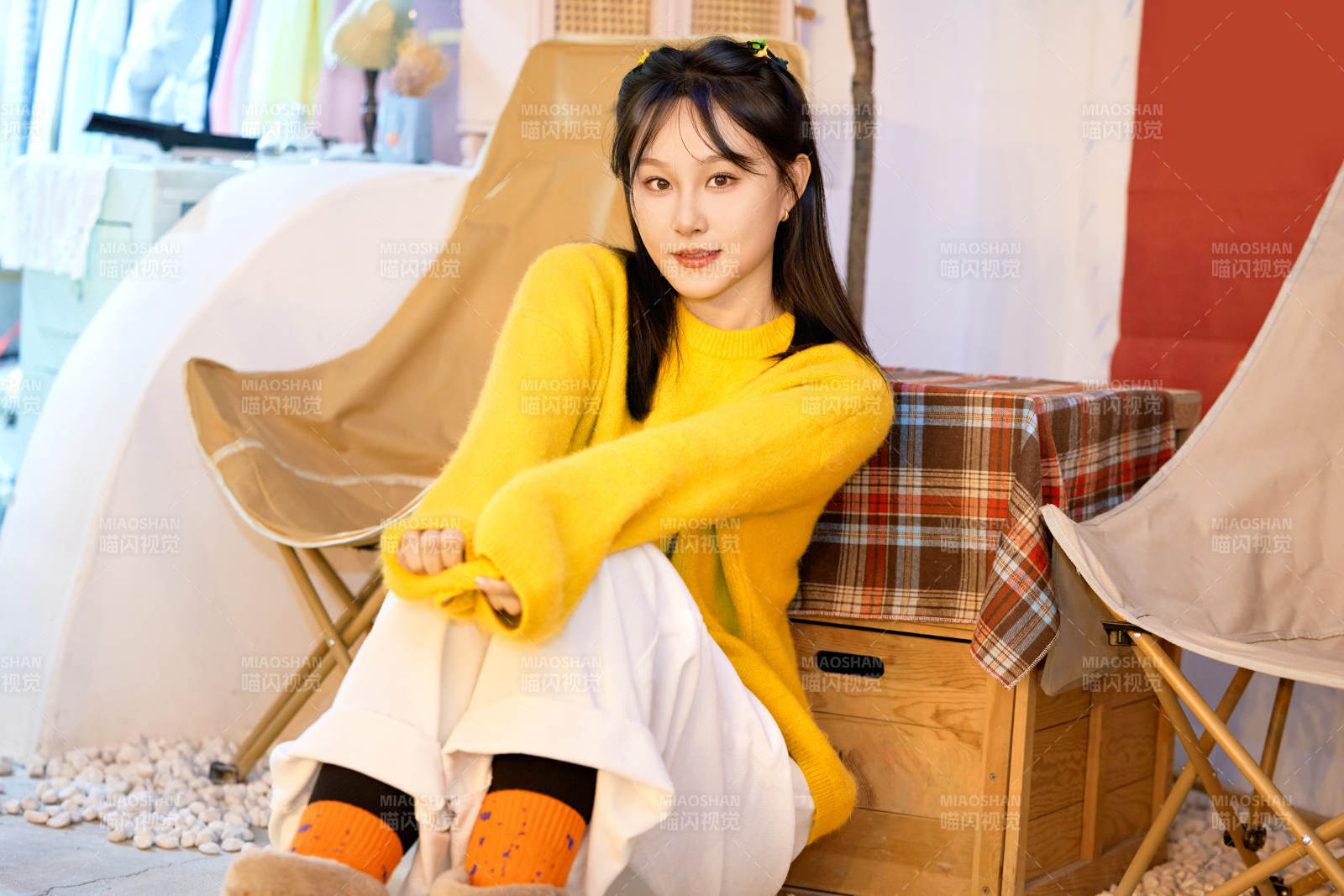 冬季在網紅打卡店探店拍照的東方美女