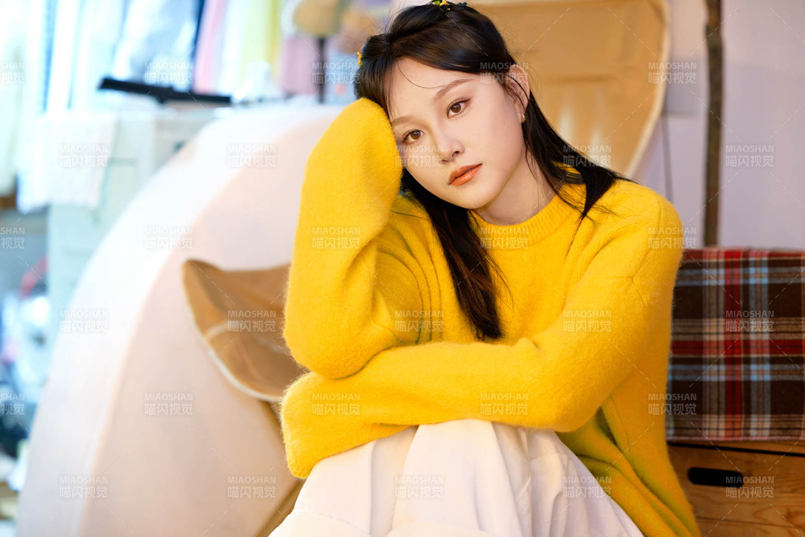 冬季在網紅打卡店探店拍照的東方美女