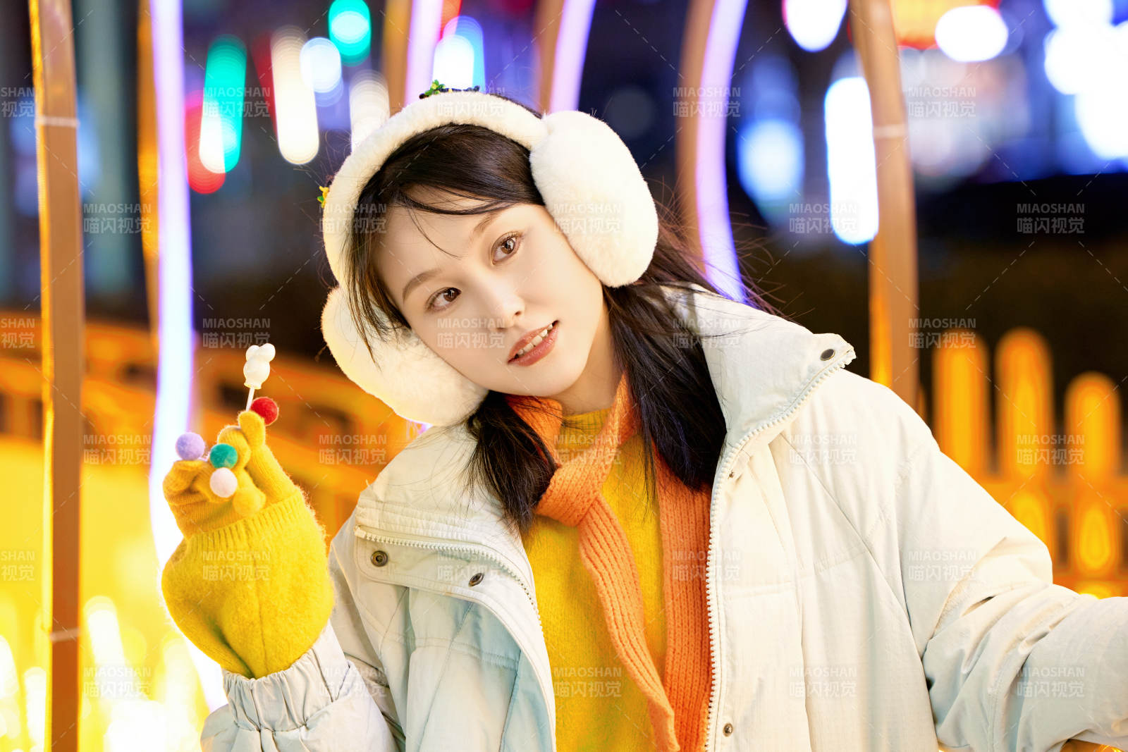 冬季夜晚在都市街头拍照的东方美女