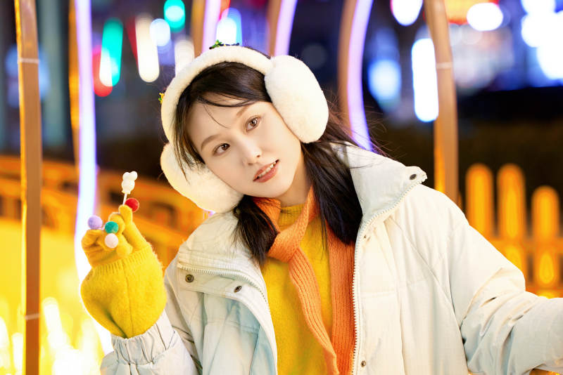 冬季夜晚在都市街头拍照的东方美女