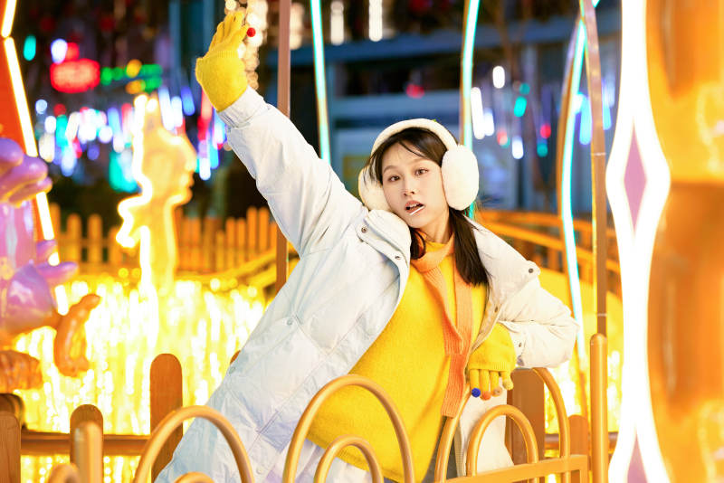 冬季夜晚在都市街头拍照的东方美女