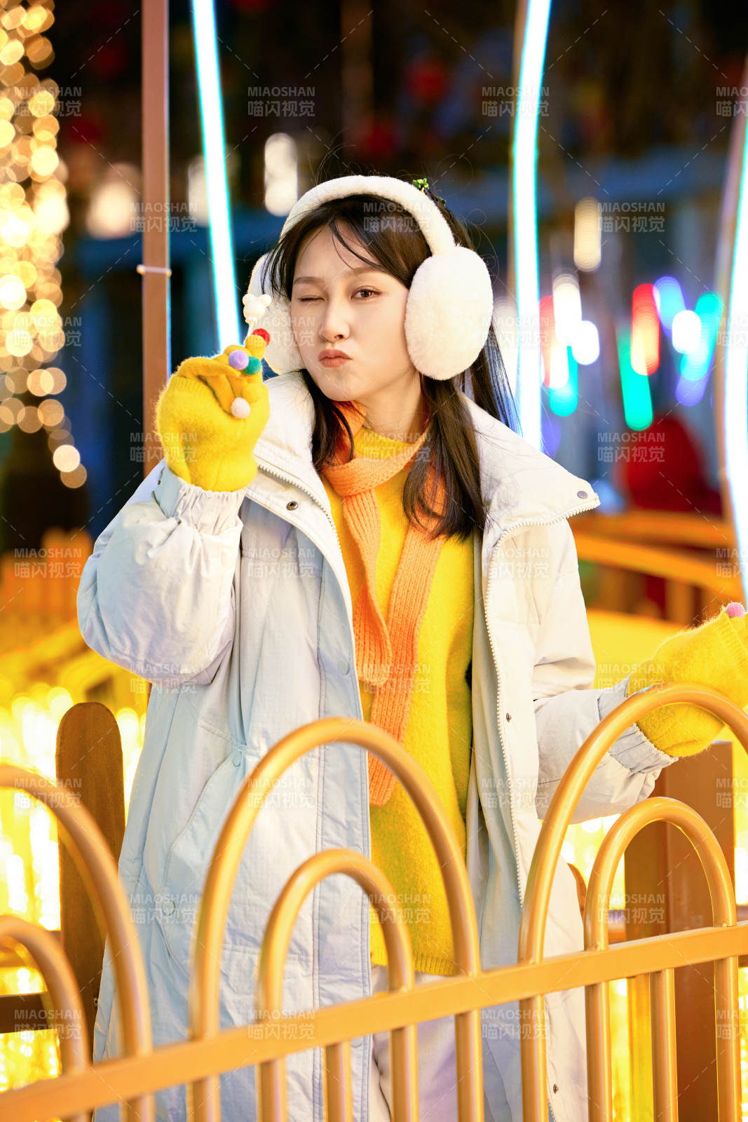 冬季夜晚在都市街頭拍照的東方美女