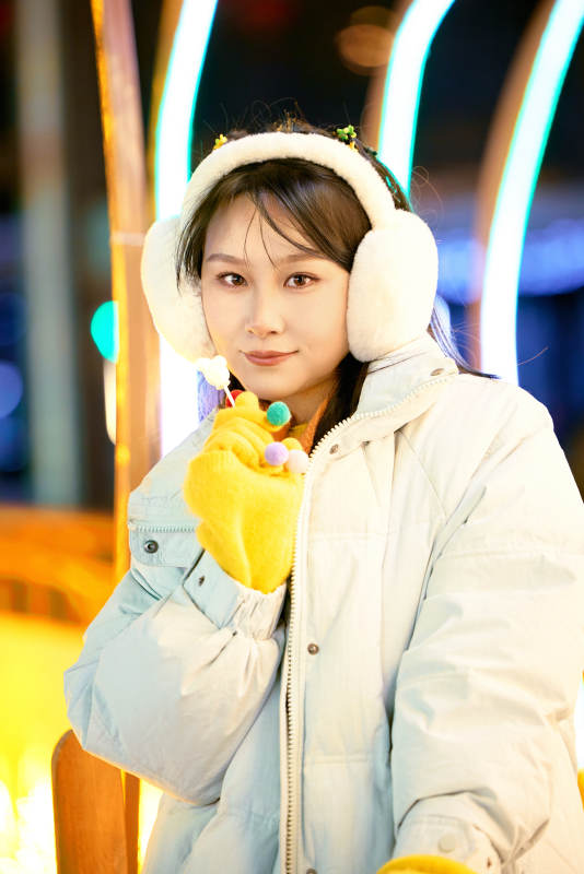 冬季夜晚在都市街头拍照的东方美女