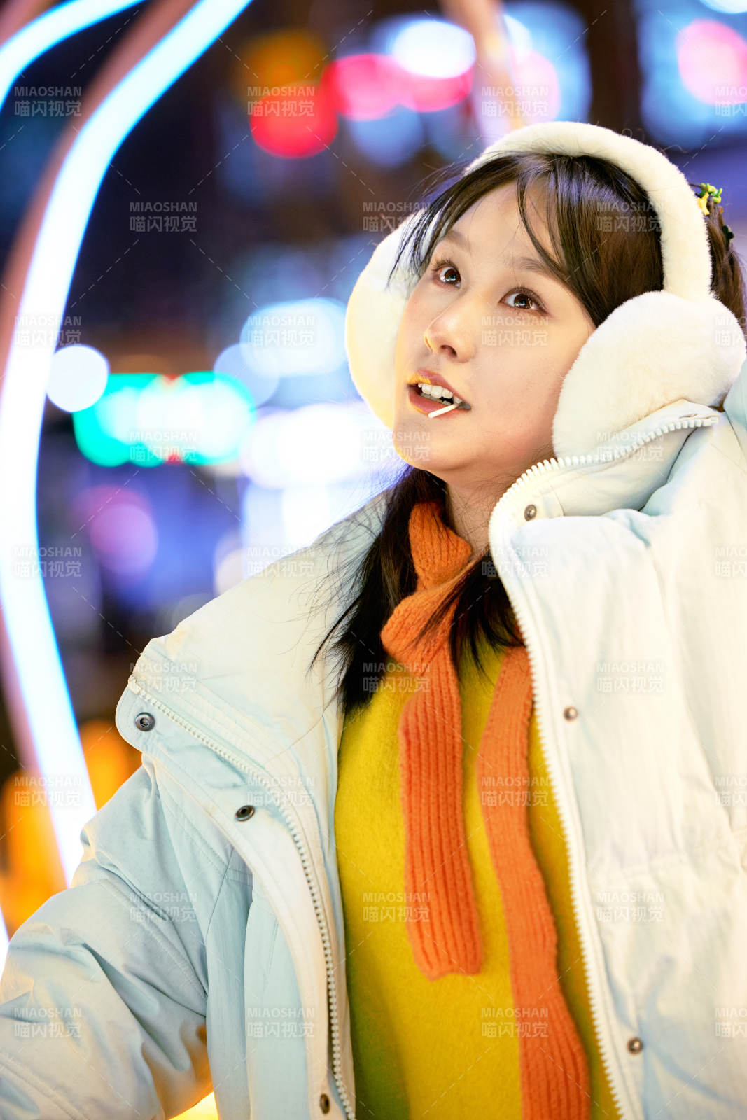 冬季夜晚在都市街头拍照的东方美女