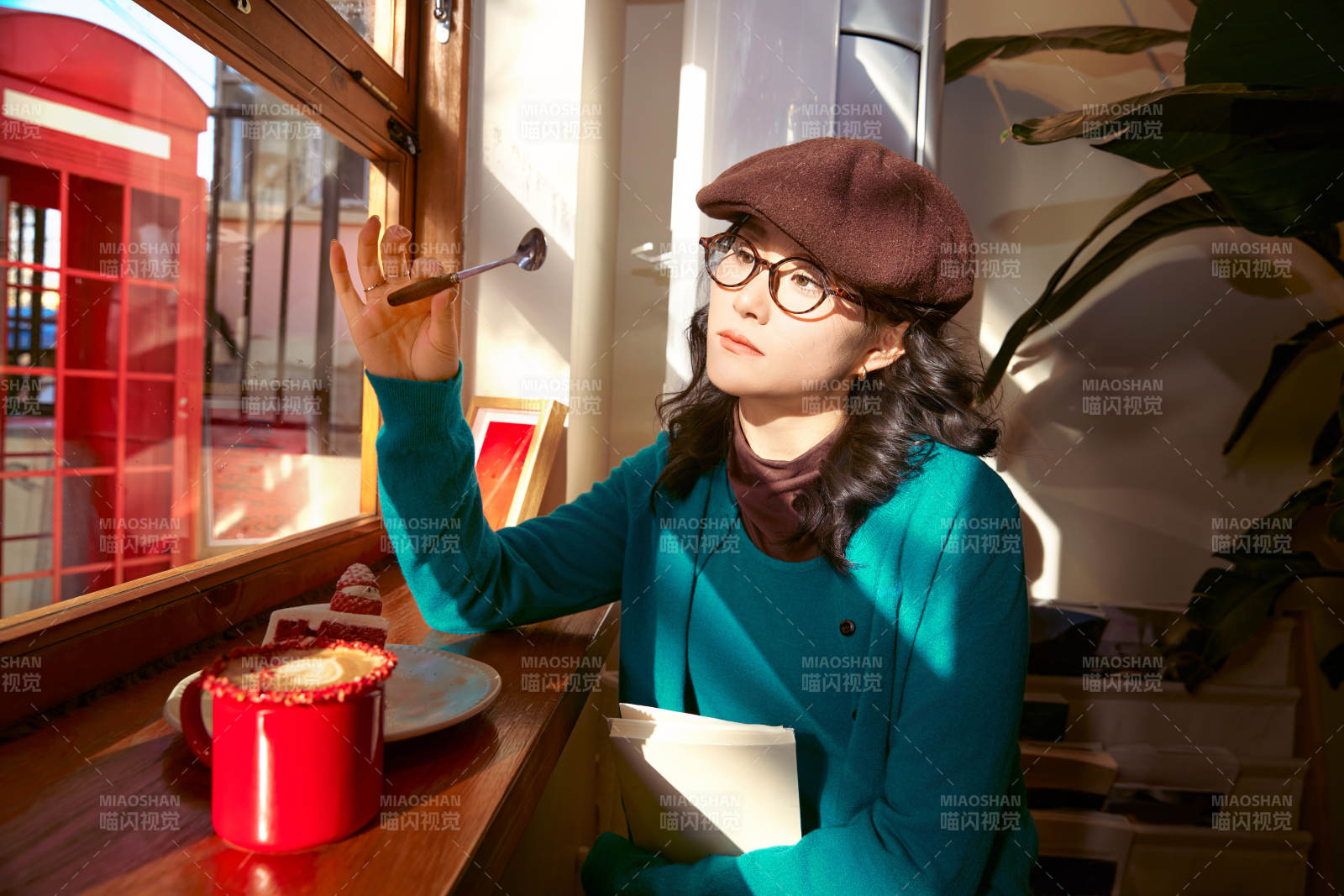 冬日午后坐在咖啡店吃蛋糕喝咖啡的亚洲美女