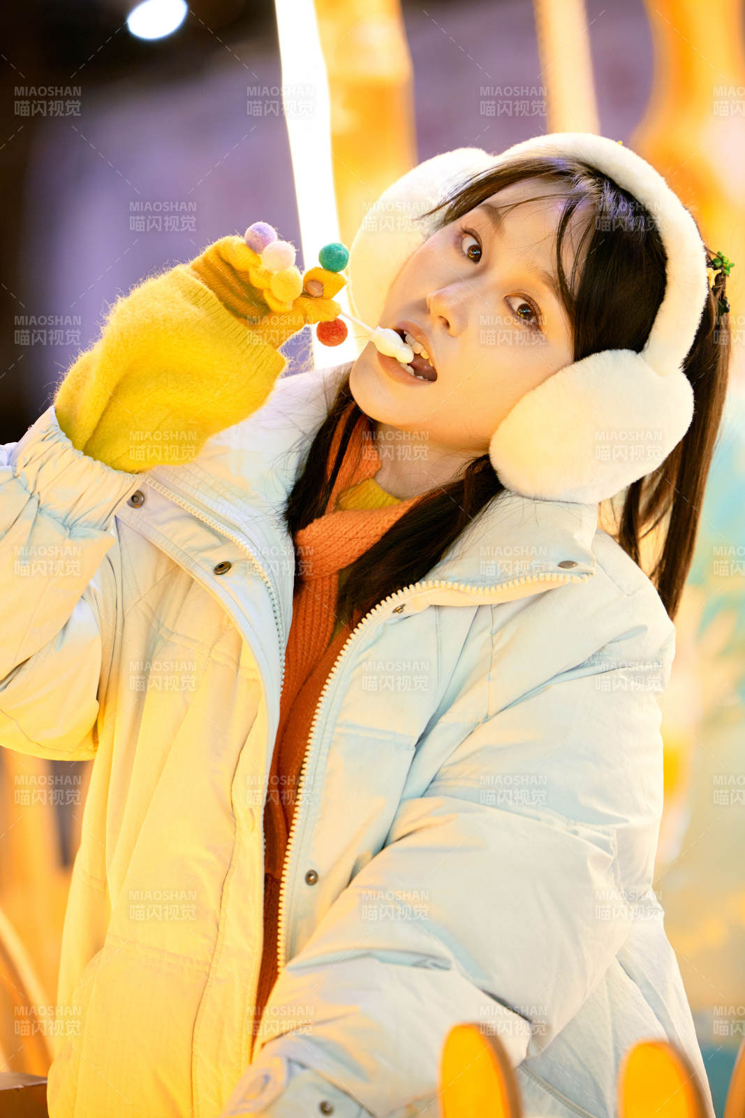 冬季夜晚在都市街头拍照的东方美女