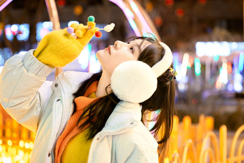 冬季夜晚在都市街头拍照的东方美女