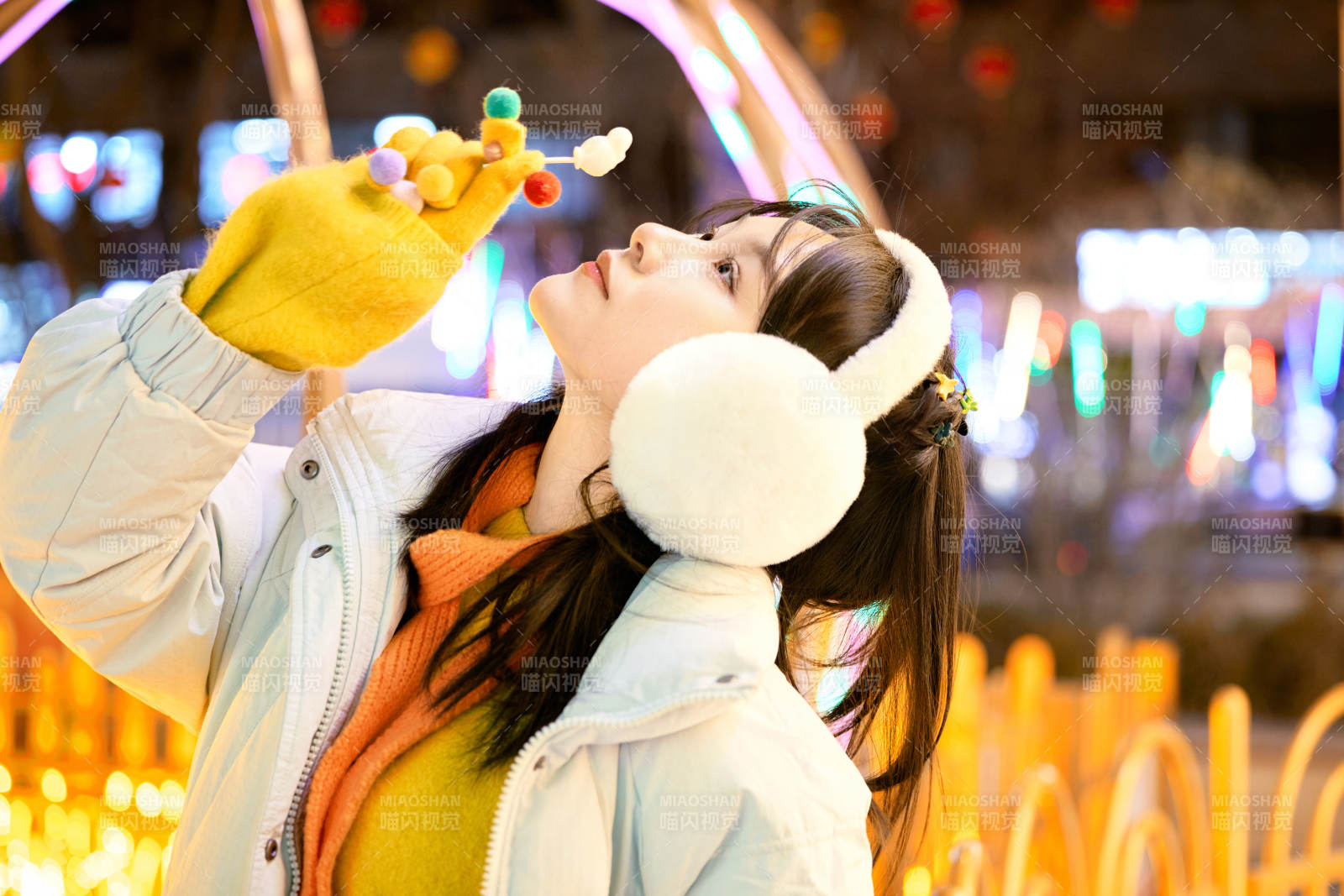 冬季夜晚在都市街头拍照的东方美女