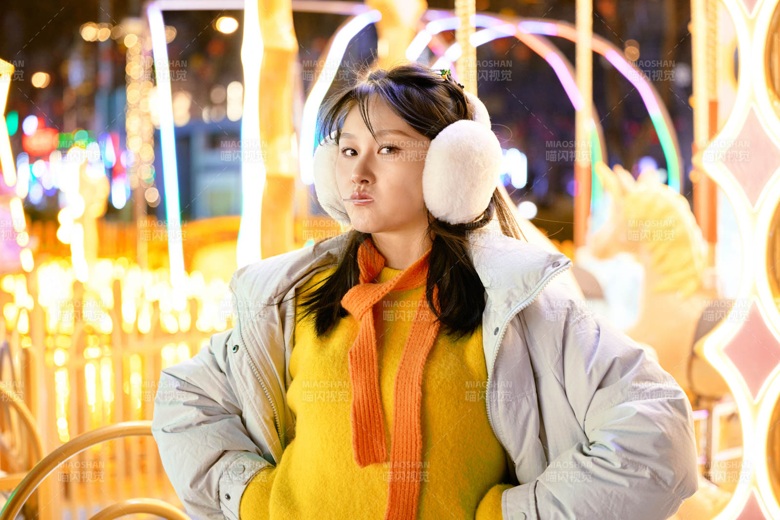 冬季夜晚在都市街头拍照的东方美女