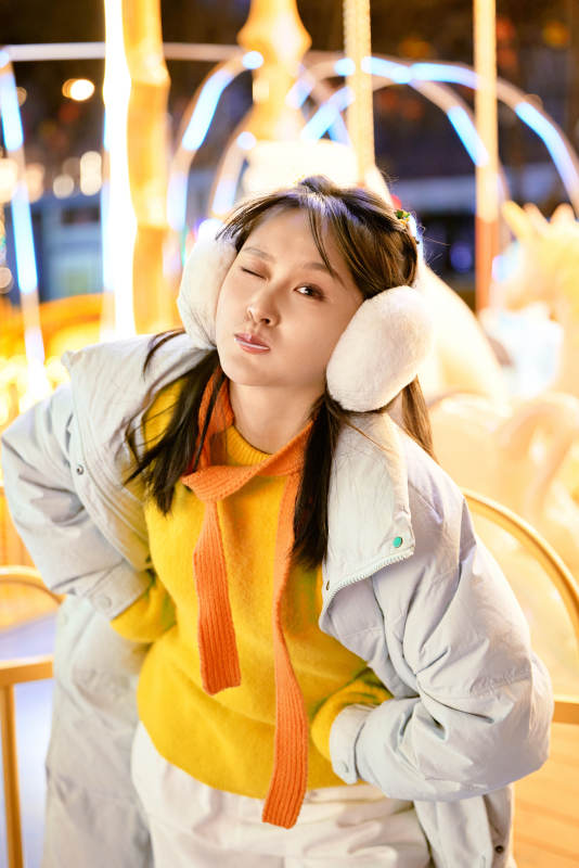 冬季夜晚在都市街头拍照的东方美女