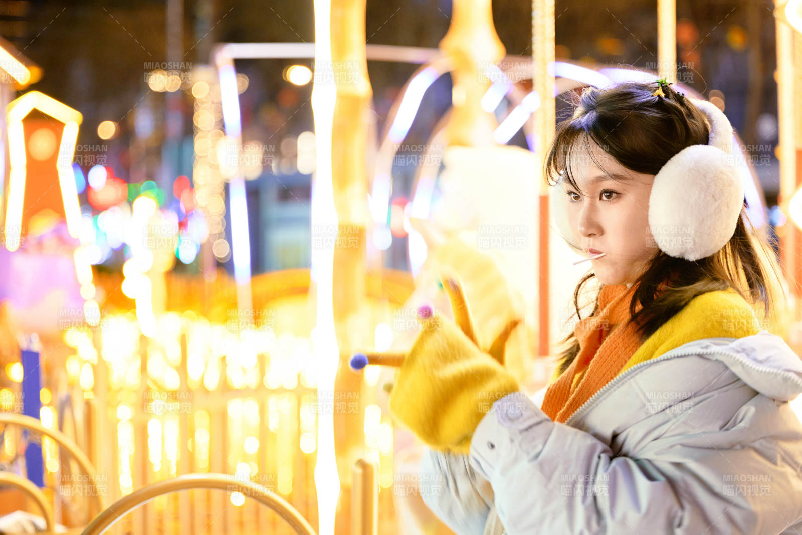 冬季夜晚在都市街头拍照的东方美女