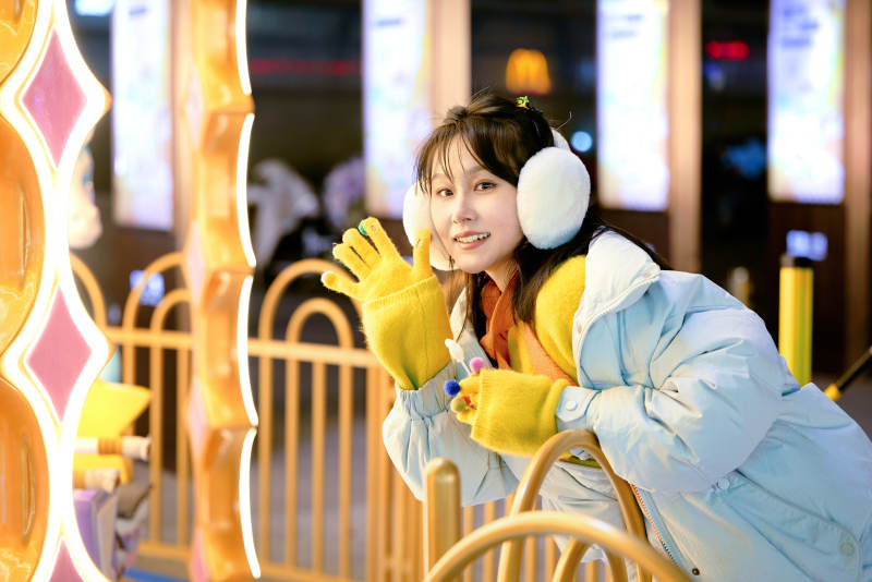 冬季夜晚在都市街头拍照的东方美女