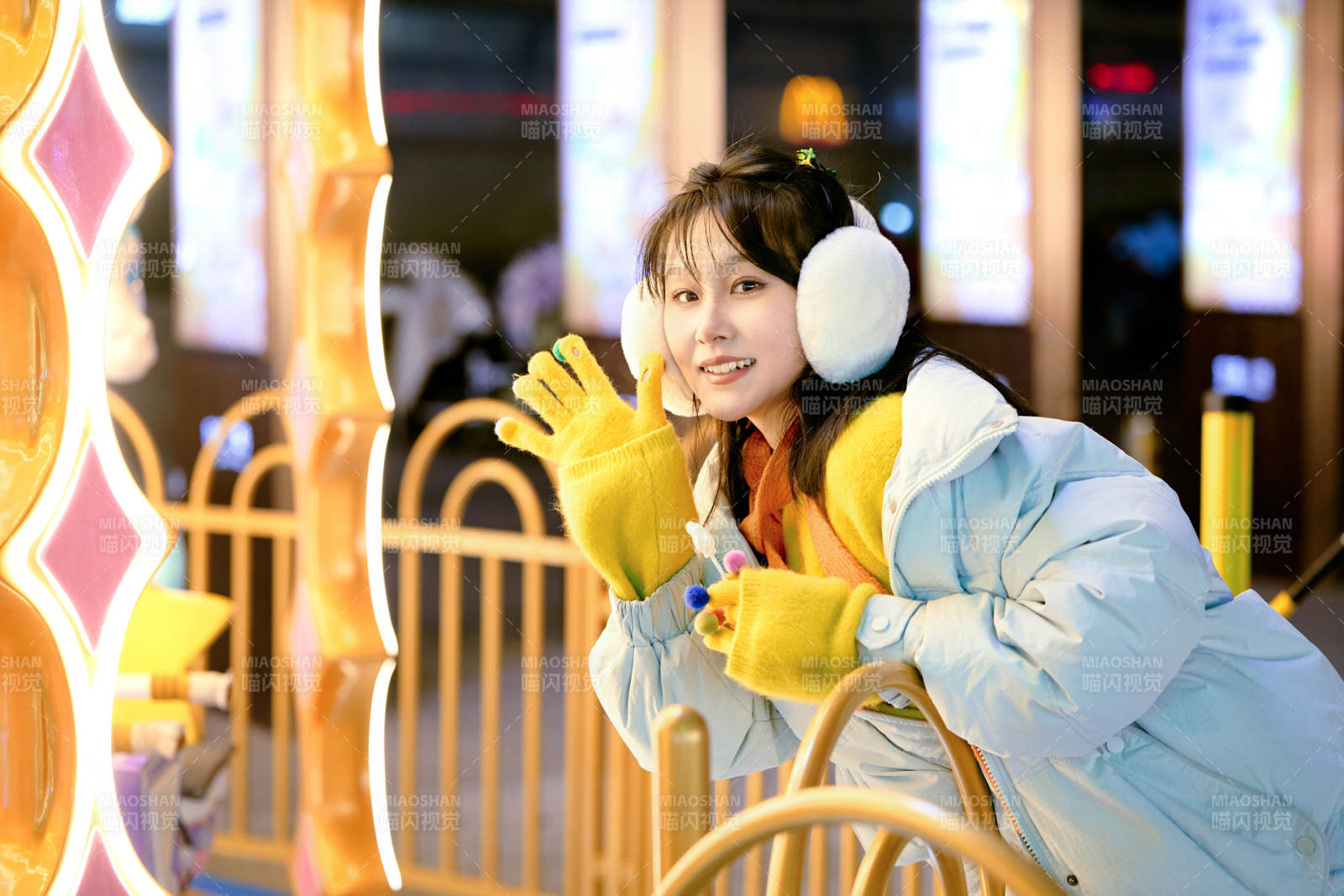 冬季夜晚在都市街头拍照的东方美女