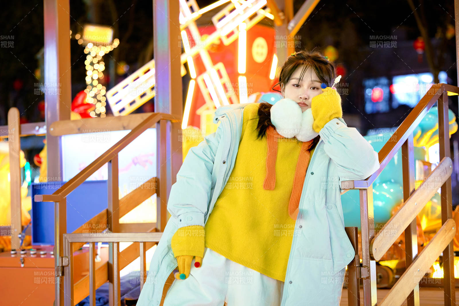 冬季夜晚在都市街頭拍照的東方美女