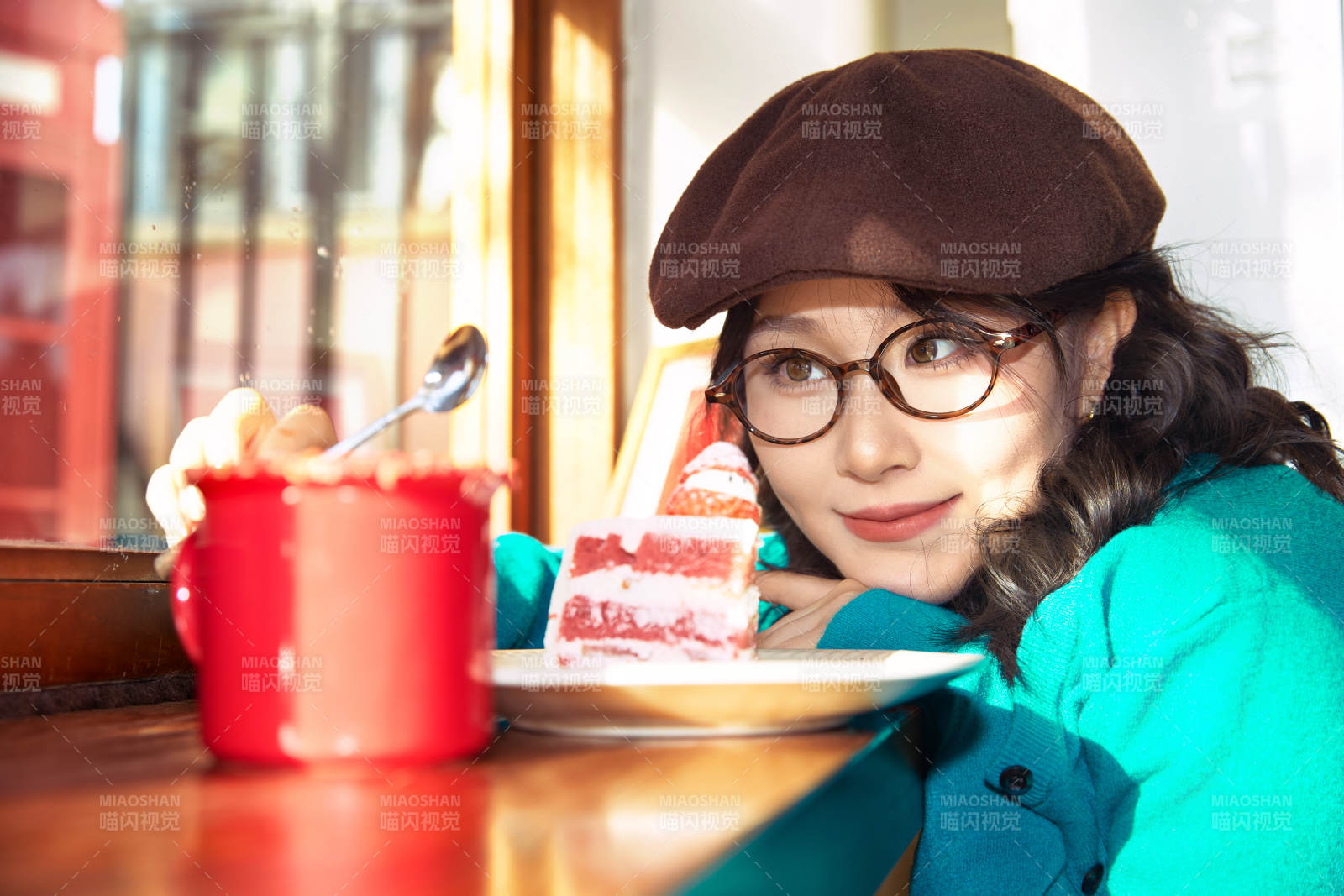 冬日午后坐在咖啡店吃蛋糕喝咖啡的亚洲美女