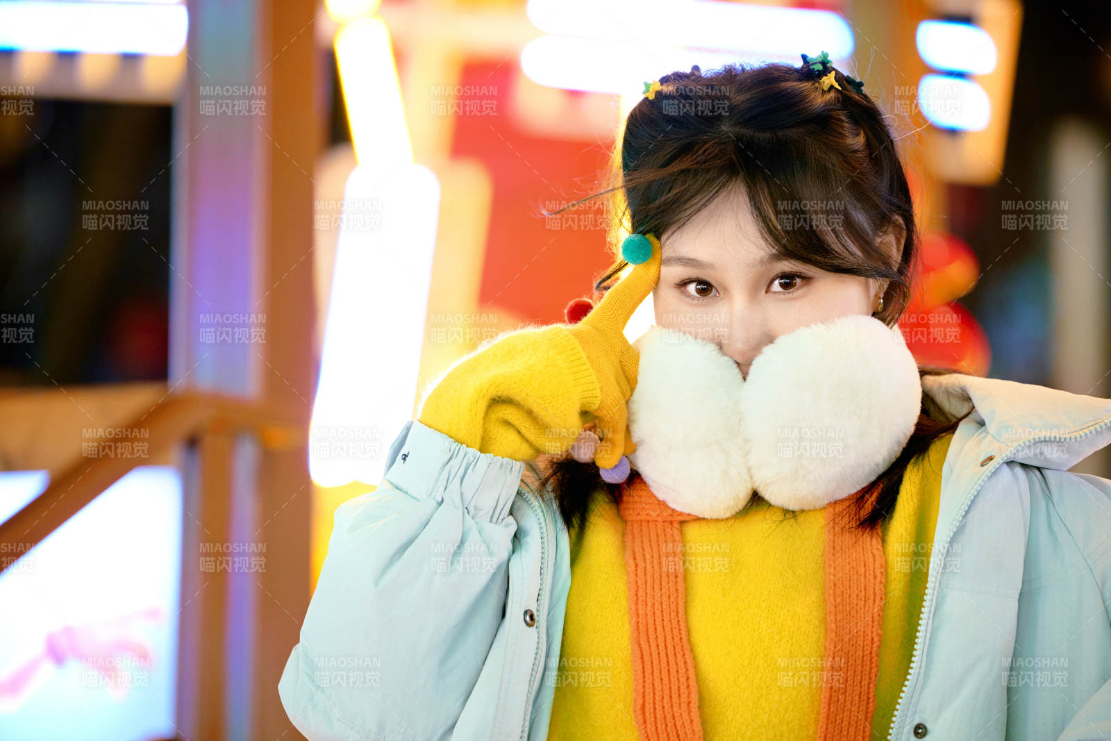 冬季夜晚在都市街头拍照的东方美女