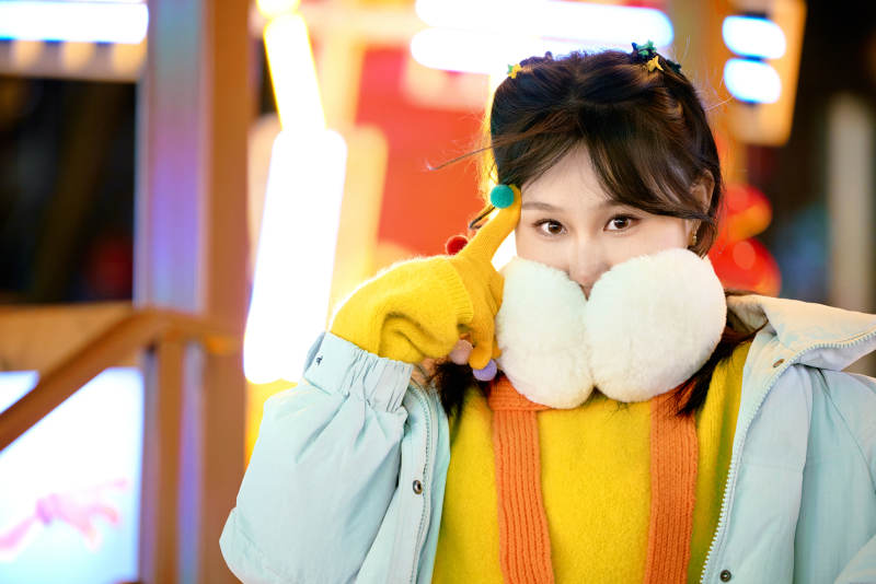 冬季夜晚在都市街头拍照的东方美女