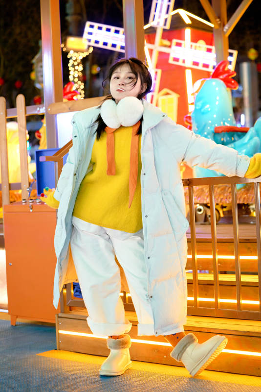 冬季夜晚在都市街头拍照的东方美女