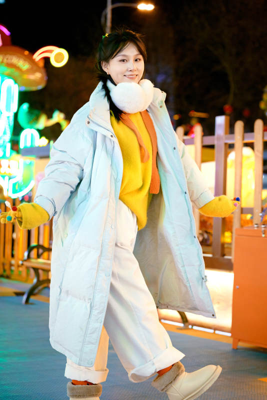 冬季夜晚在都市街头拍照的东方美女